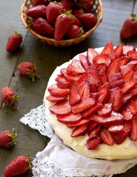 [Хариприя] [Первая Вега Онлайн Школа] Миндальный дакуаз с клубникой и белым шоколадом (2024)